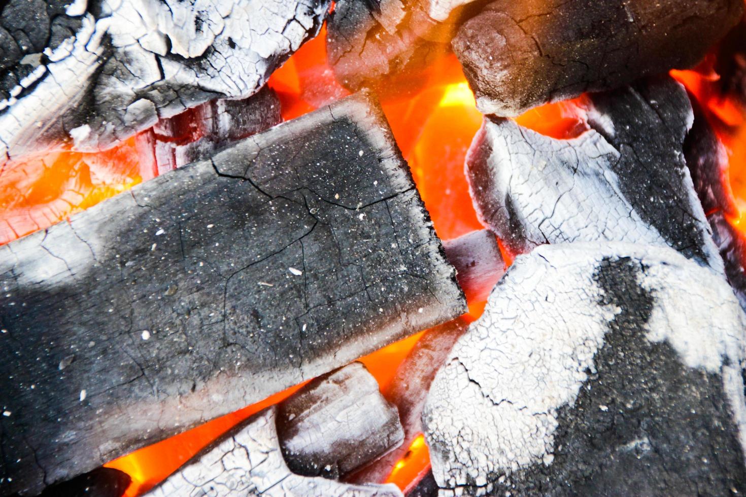 Holzkohle verbrennen, aus Holzkohle ein Feuer machen foto