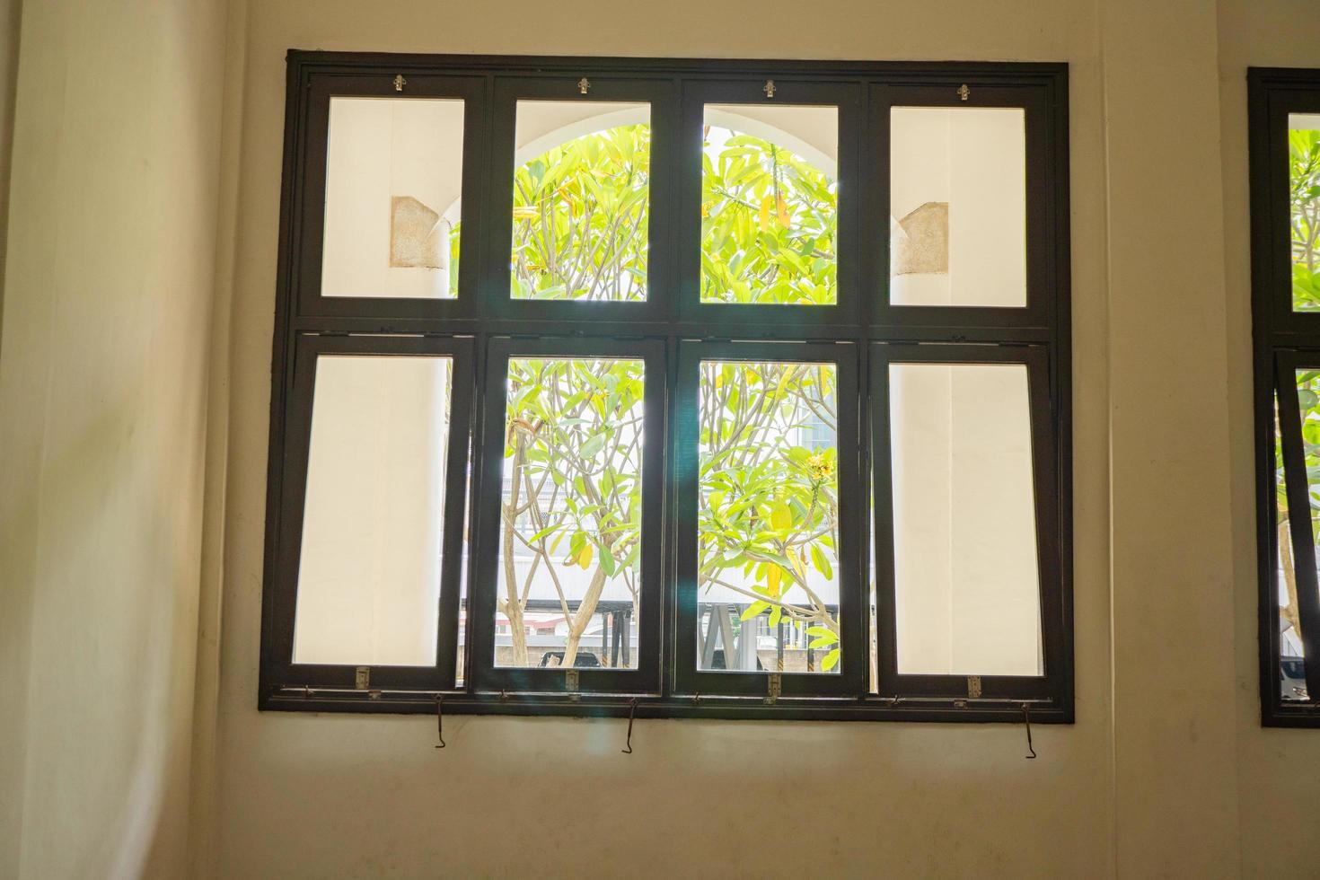 Rahmen Fenster auf das alt Villa wann Tag Licht das Foto ist geeignet zu verwenden zum Reise Ziel, Urlaub Poster und Reise Inhalt Medien.