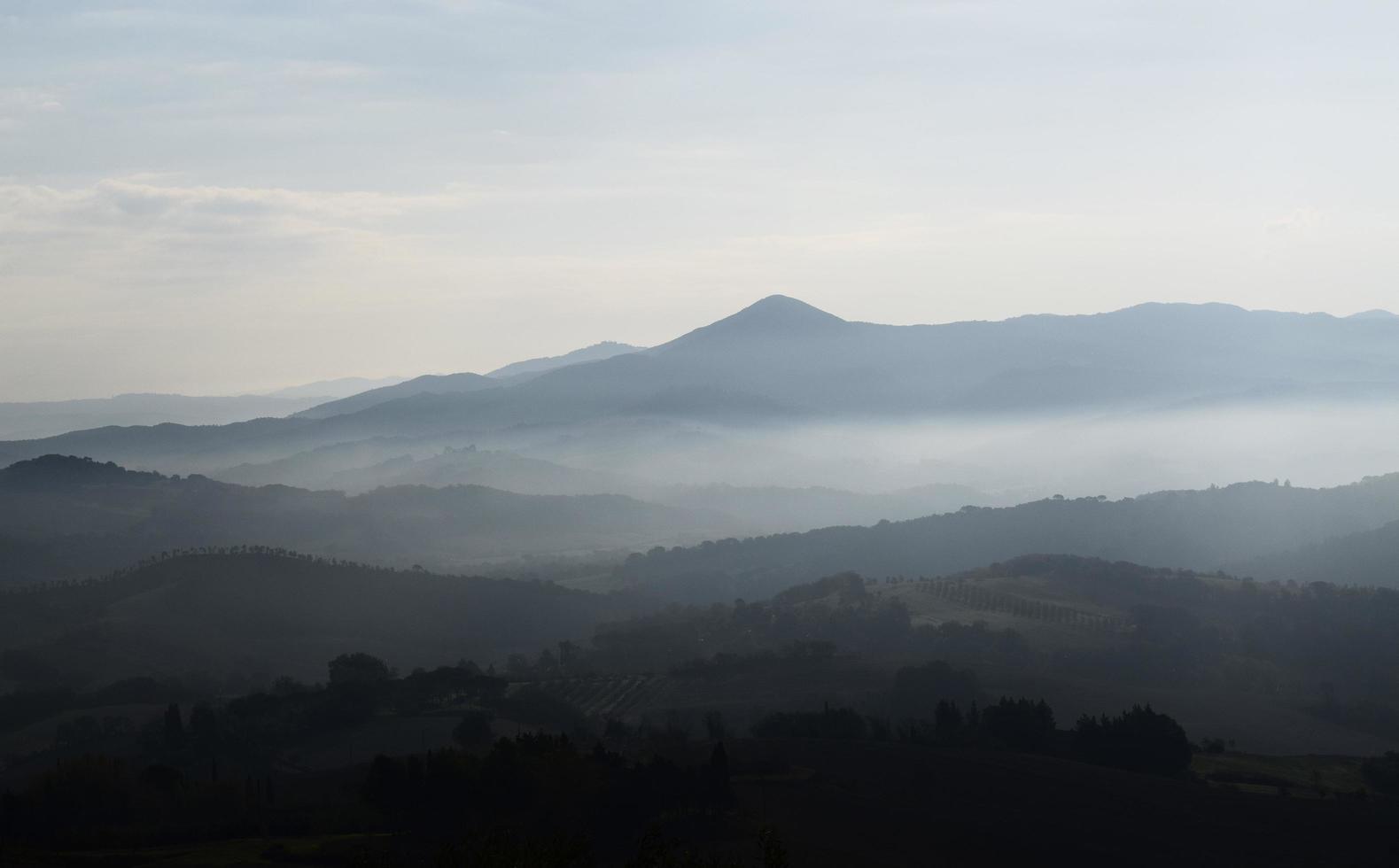 Berge unter grauem Himmel foto