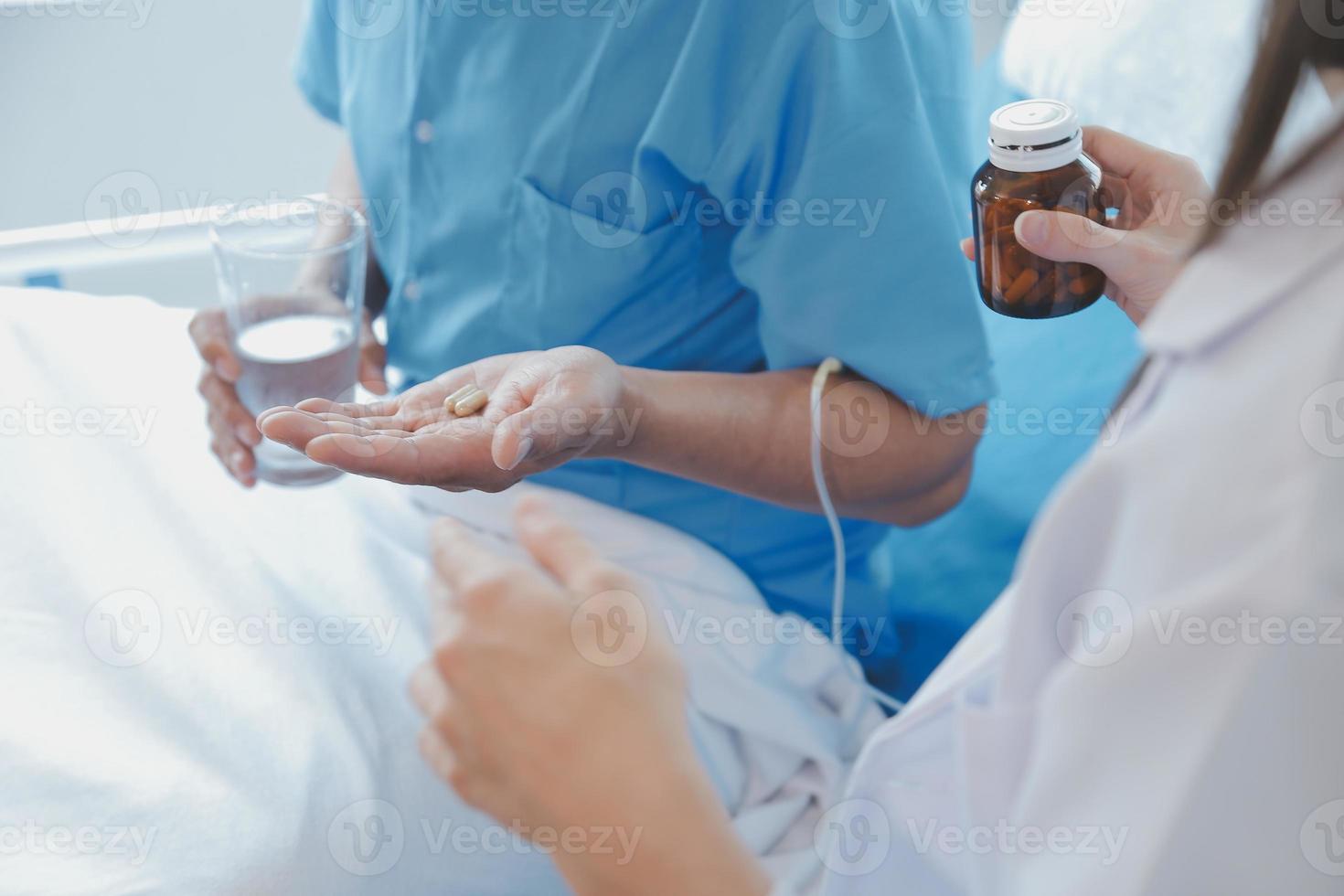 verletzt geduldig zeigen Arzt gebrochen Handgelenk und Arm mit Binde im Krankenhaus Büro oder Notfall Zimmer. Verstauchung, Stress Fraktur oder repetitiv Belastung Verletzung im Hand. Krankenschwester Portion Kunde. zuerst Hilfe. foto