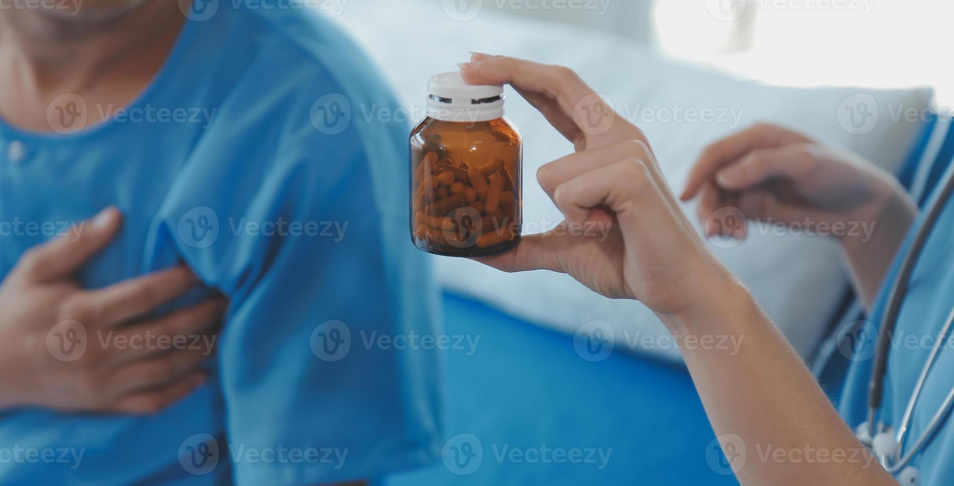 verletzt geduldig zeigen Arzt gebrochen Handgelenk und Arm mit Binde im Krankenhaus Büro oder Notfall Zimmer. Verstauchung, Stress Fraktur oder repetitiv Belastung Verletzung im Hand. Krankenschwester Portion Kunde. zuerst Hilfe. foto