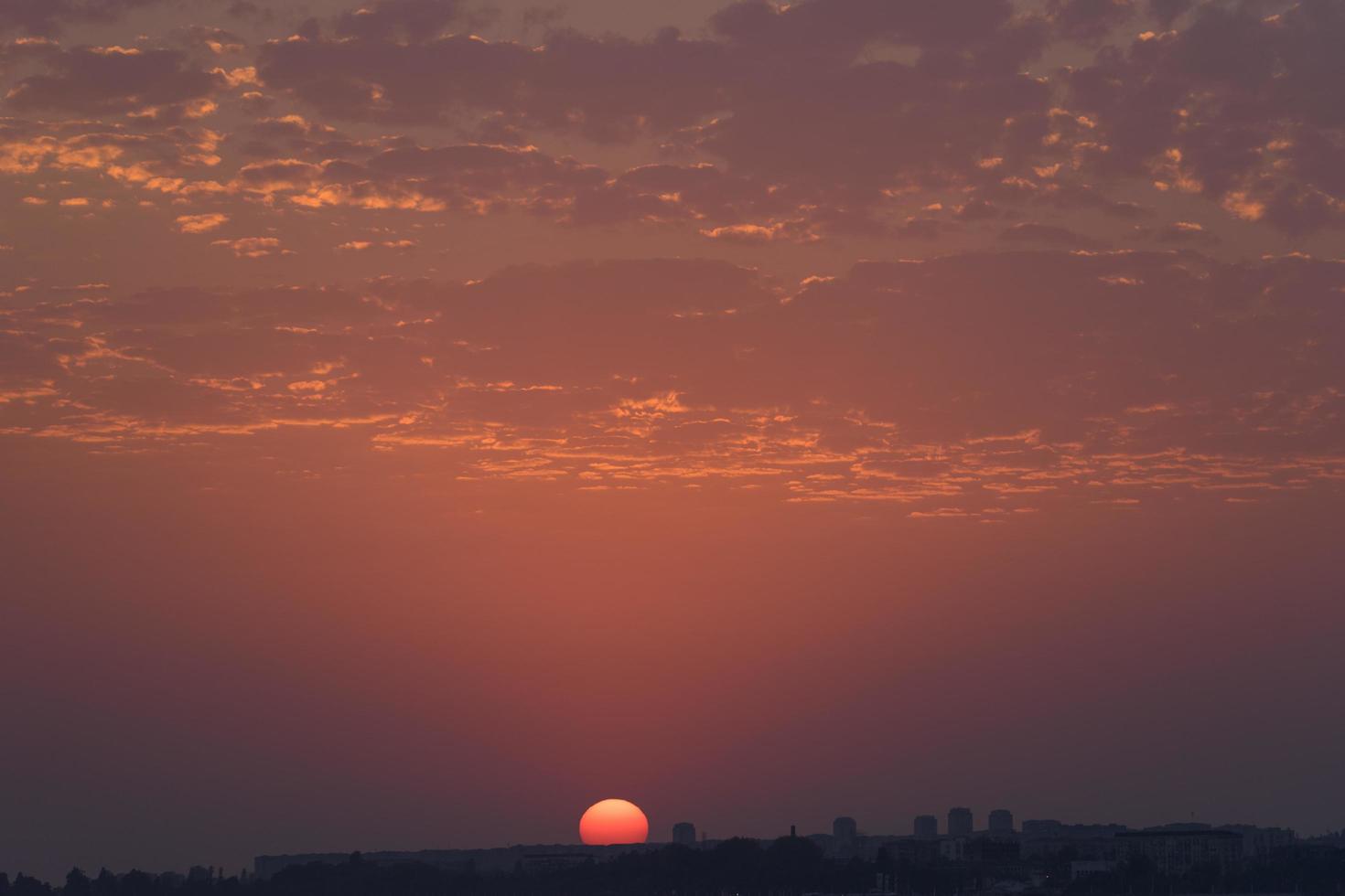 bunter Sonnenuntergang in einem bewölkten Himmel über einem Gewässer foto