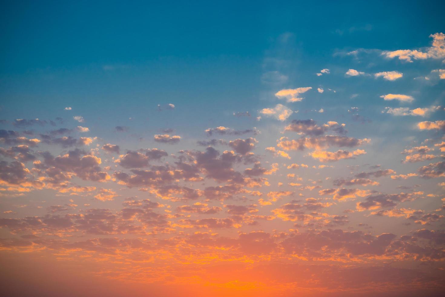 bunter Sonnenuntergang in einem bewölkten Himmel foto