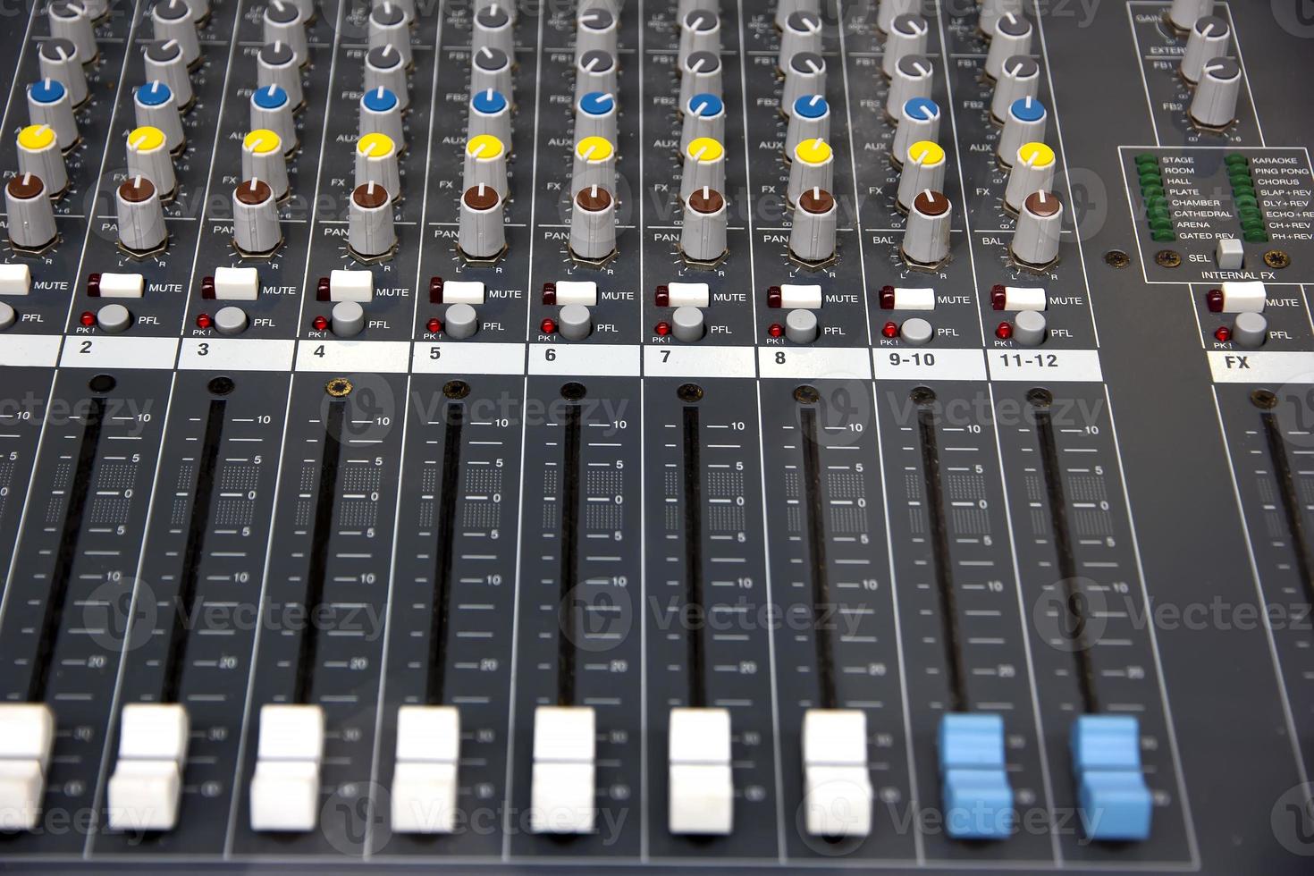 Audio- Klang Rührgerät Konsole. Musik- Rührgerät Steuerung Panel im ein Aufzeichnung Studio. Audio- Mischen Konsole mit Fader und einstellen Knopf. foto