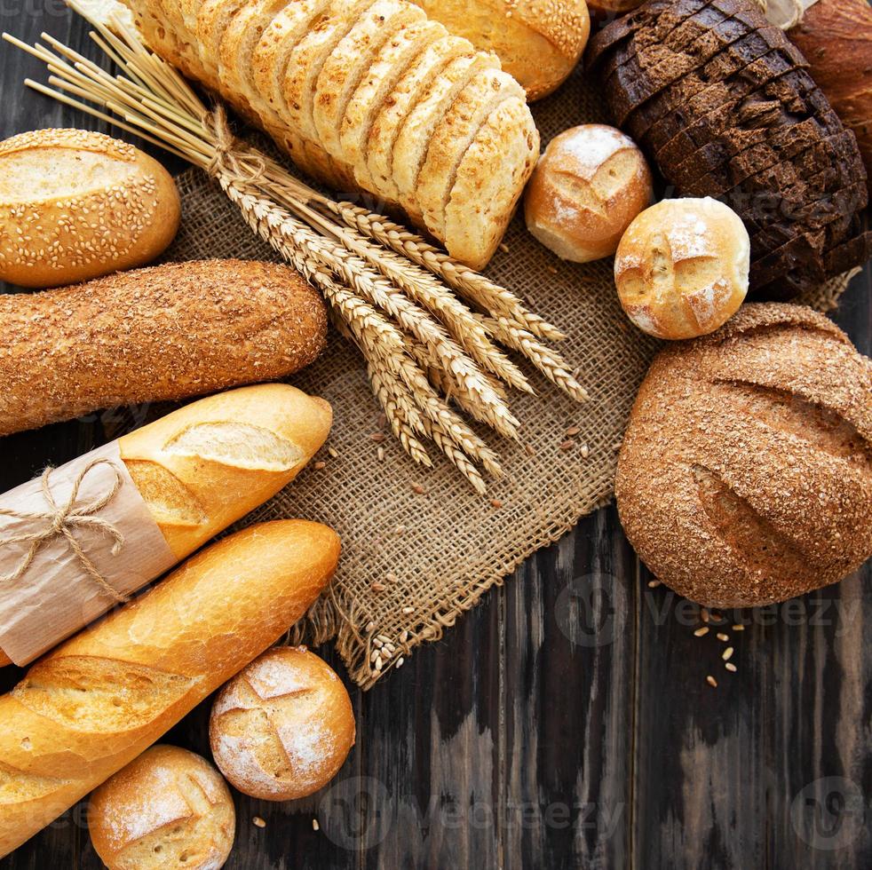 Auswahl an gebackenem Brot foto