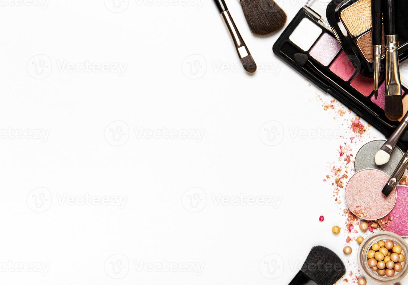 Make-up auf einem weißen Hintergrund mit Kopierraum foto