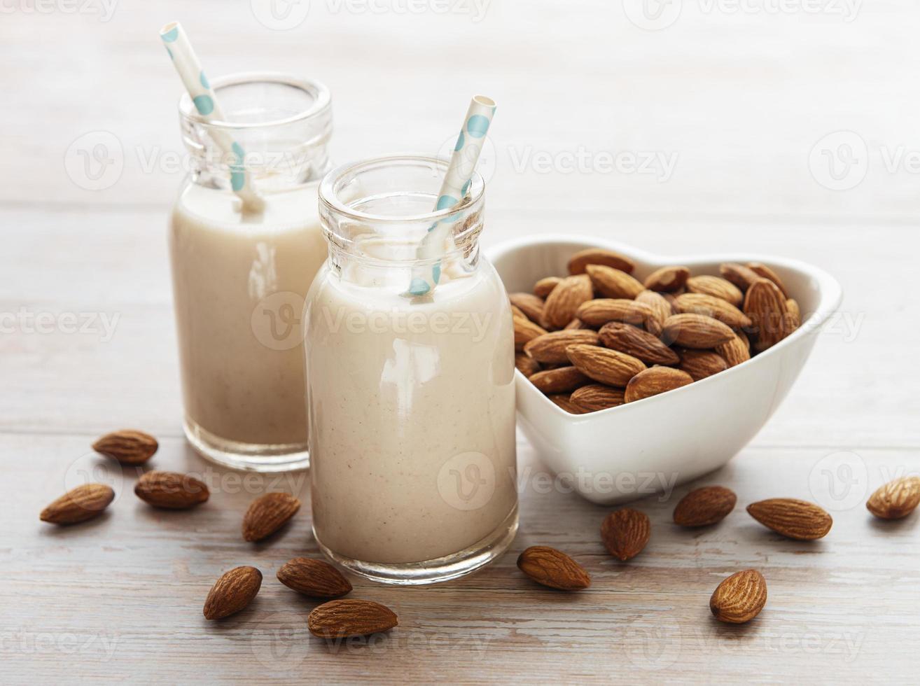 Mandelmilch und Mandeln auf einem Tisch foto