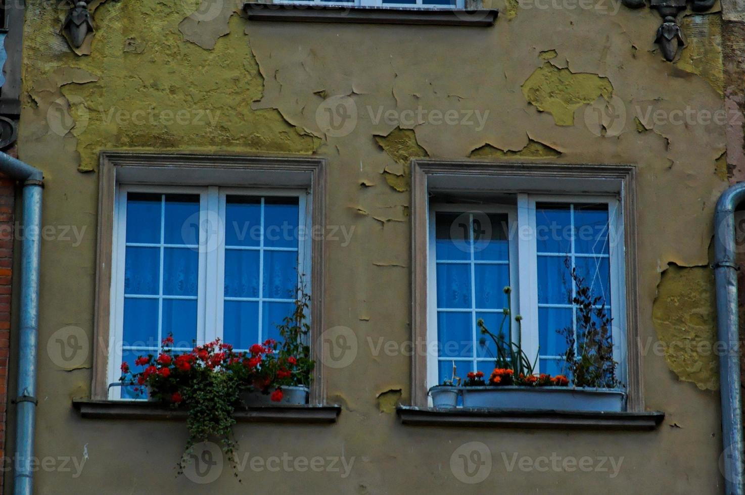 interessant Fenster im alt historisch Mietshaus Häuser im das Polieren Stadt von Danzig schließen oben foto