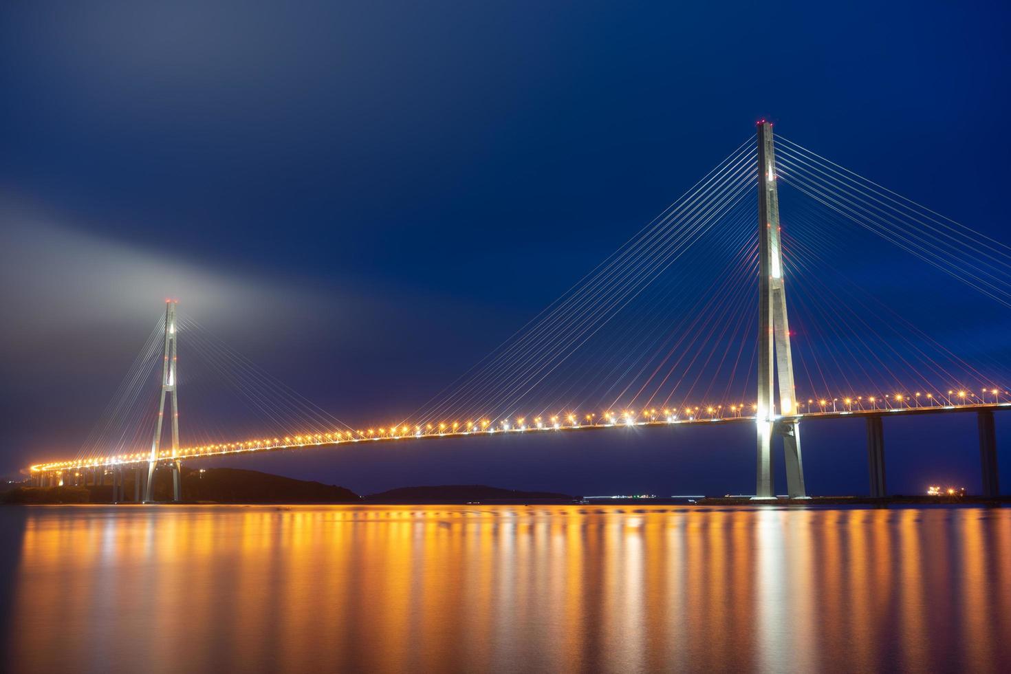 russische Brücke in der Nacht in Wladiwostok, Russland foto