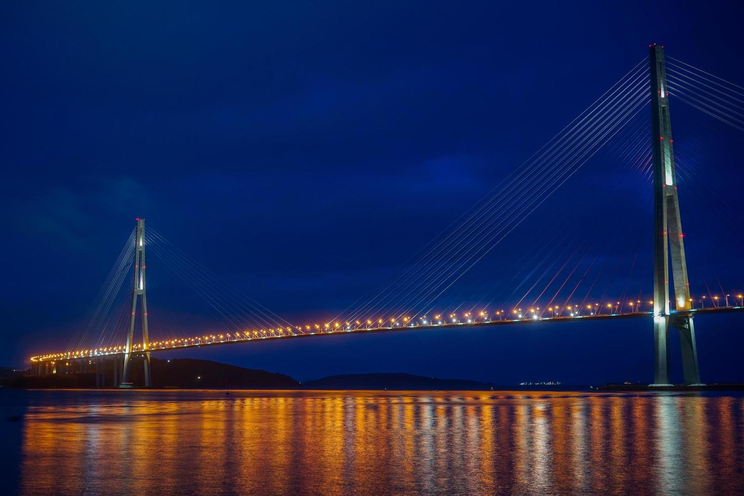 russische Brücke in der Nacht in Wladiwostok, Russland foto