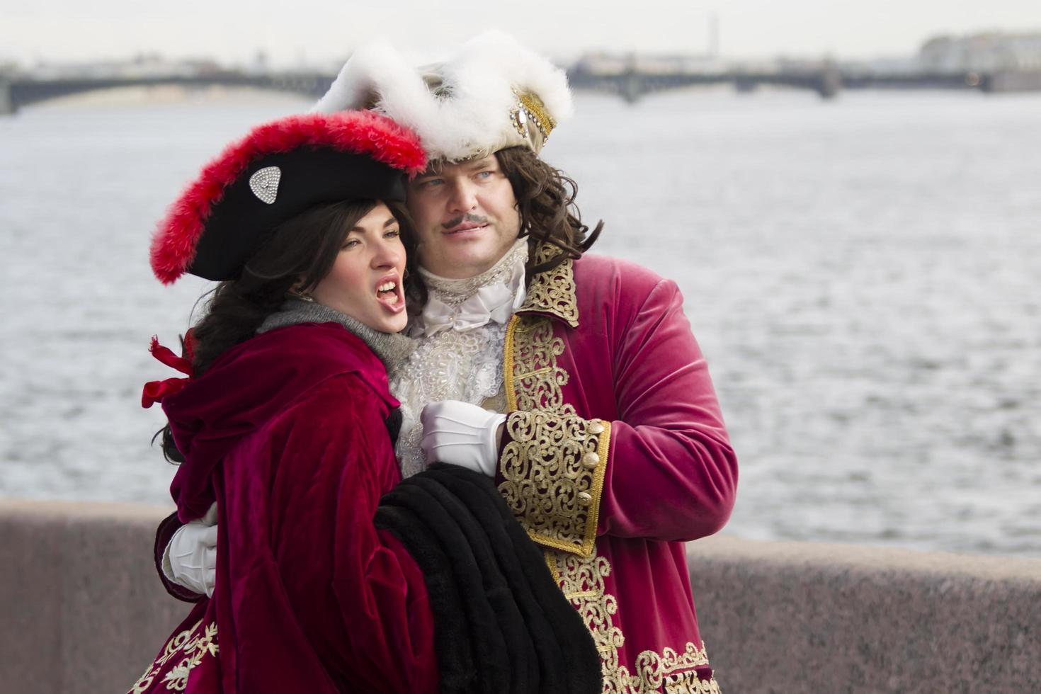 ein Mann gekleidet wie Peter das großartig Spaziergänge um st. petersburg. foto