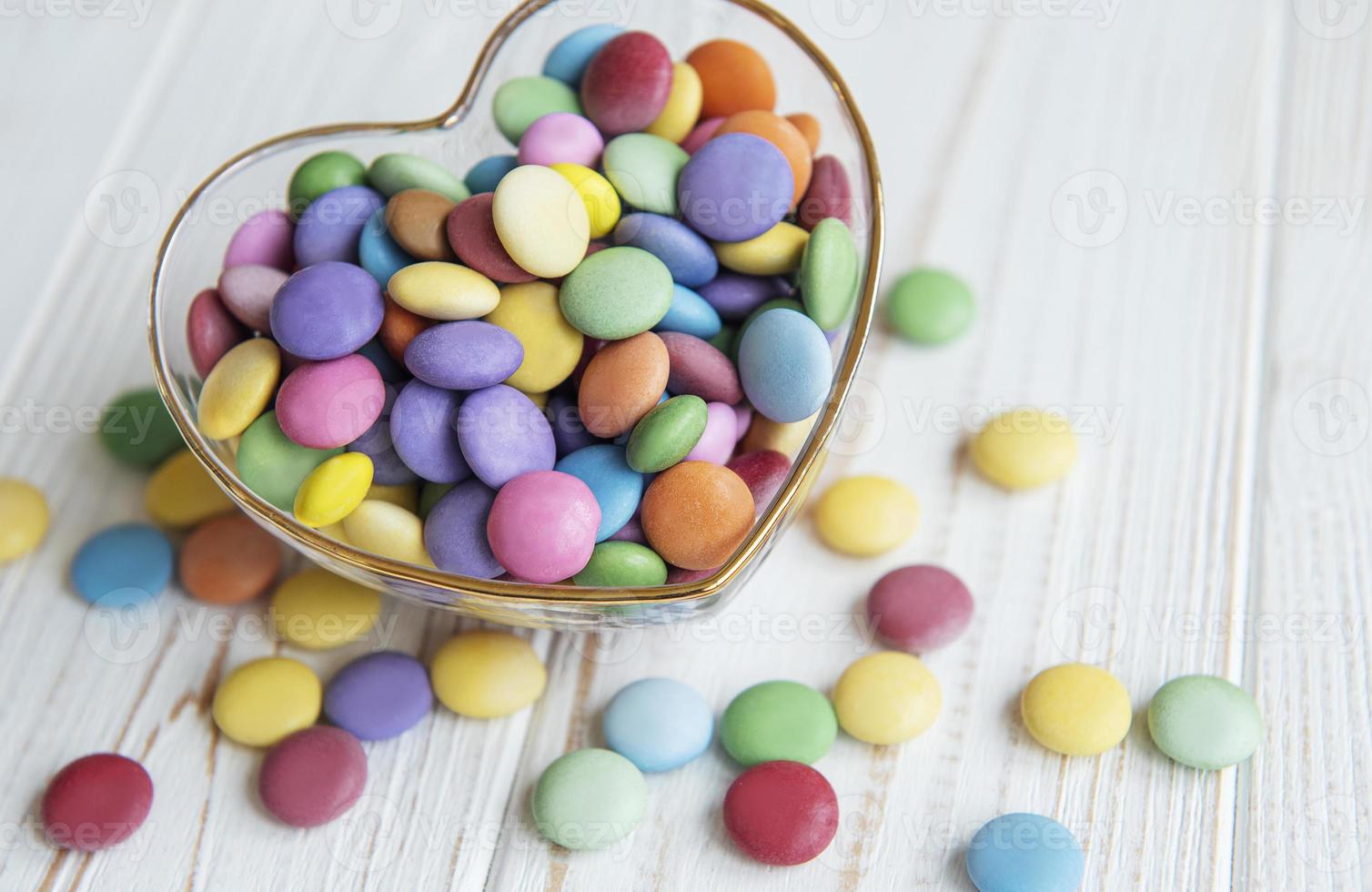 herzförmige Schüssel mit Süßigkeiten foto