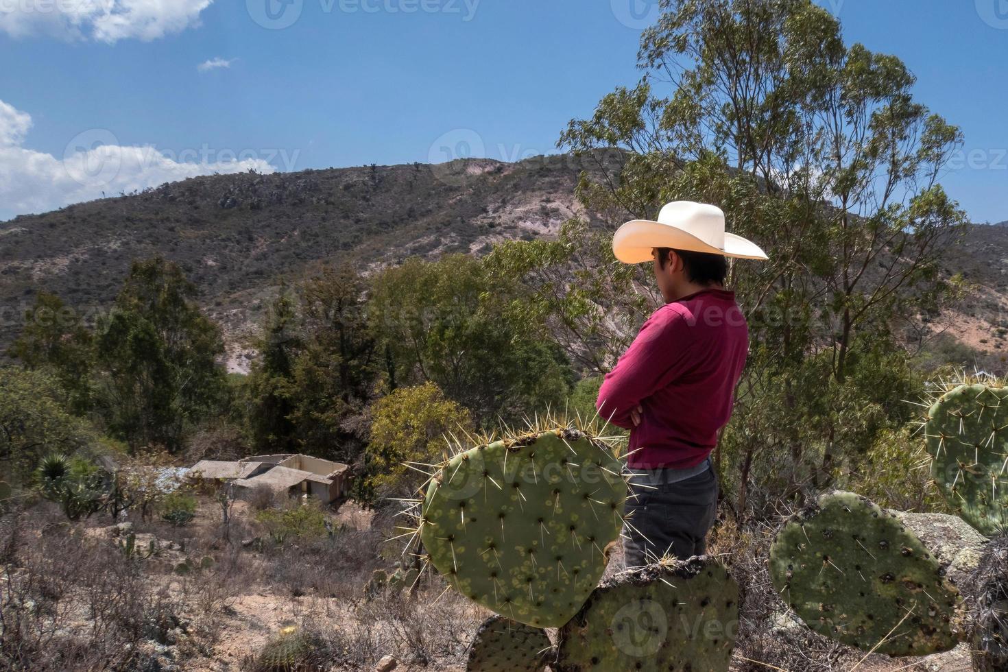 Mann mit ein Cowboy Hut suchen beim das verlassen Haus von seine Großeltern im Mexiko foto