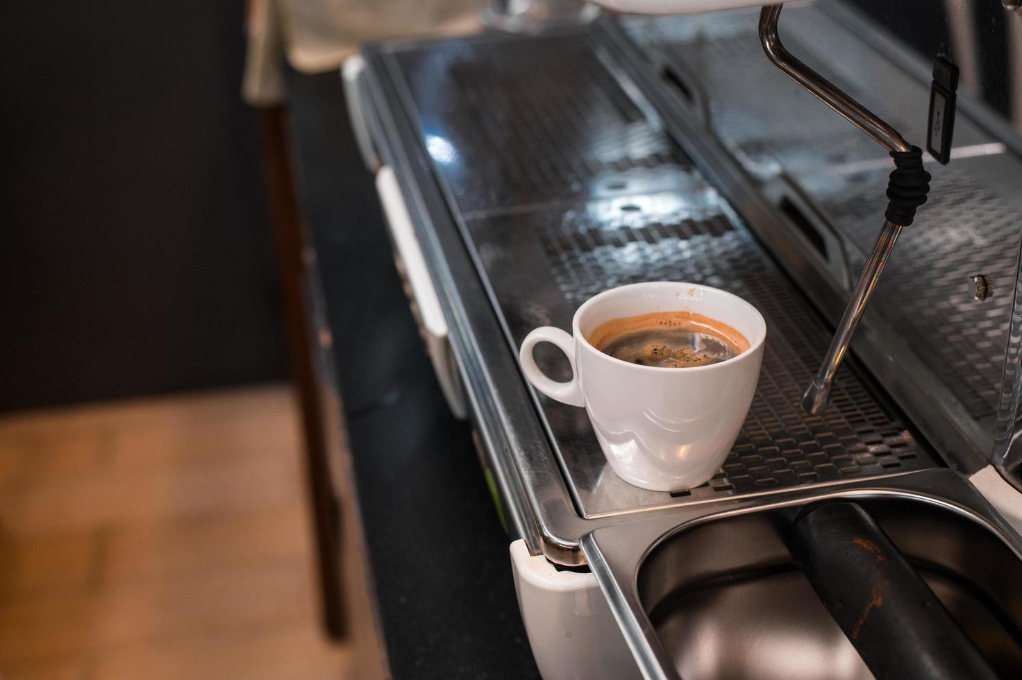 schwarzer Kaffeemorgen auf einer Kaffeemaschine foto