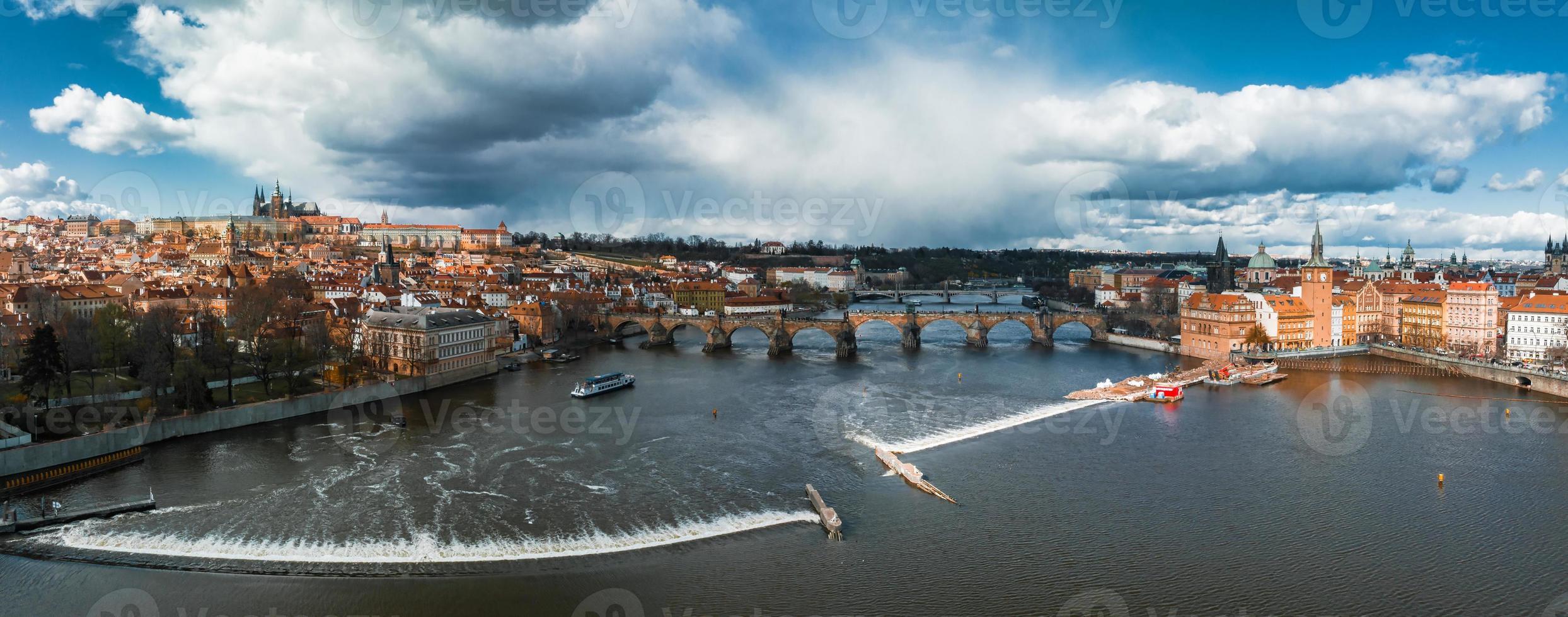 szenisch Frühling Panorama- Antenne Aussicht von das alt Stadt, Dorf Seebrücke die Architektur foto