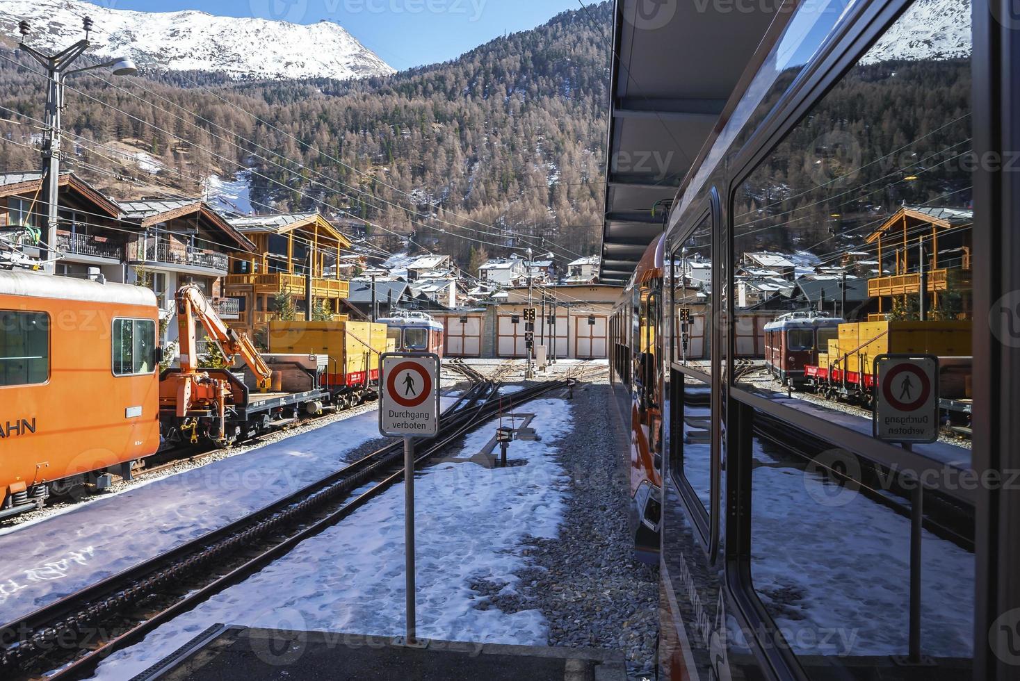 Zug auf Eisenbahn Spur gegen schön Matterhorn foto