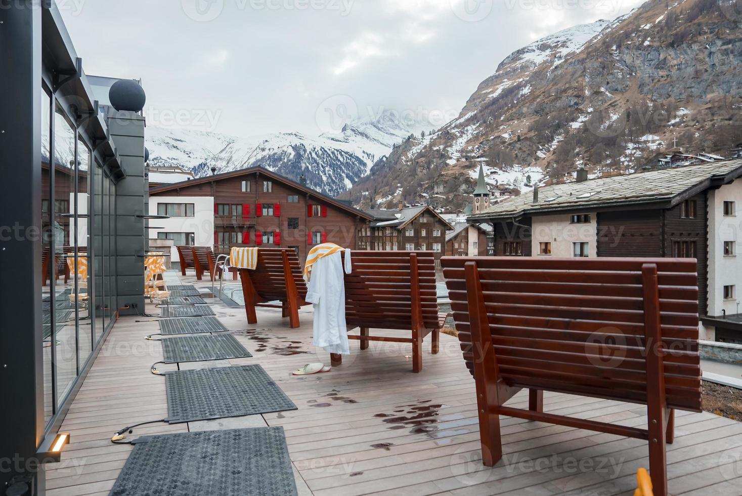 Bänke im Vorderseite von luxuriös Hotels mit schweizerisch Alpen im Hintergrund foto