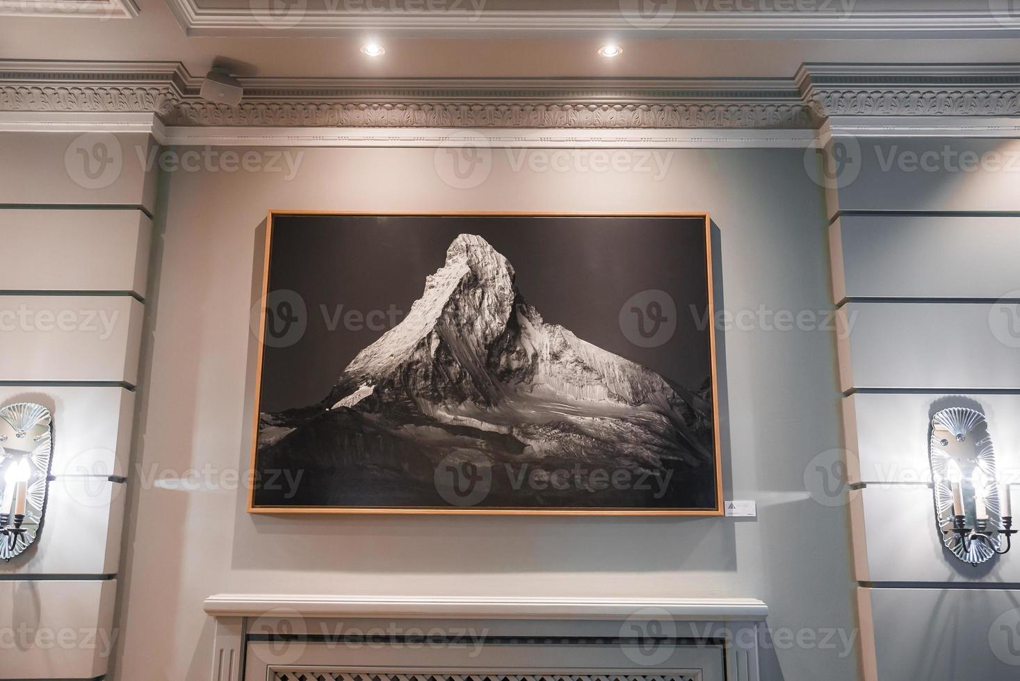 Bild Rahmen von Berg montiert auf Mauer im Luxus Hotel foto