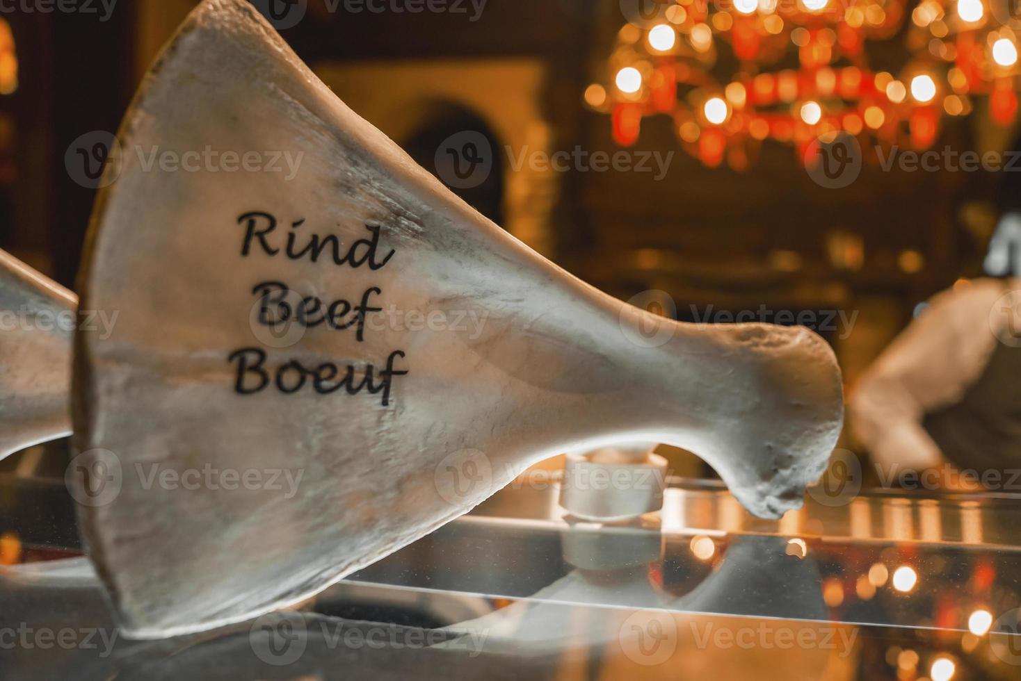 Weiß Dekoration mit Rinde Rindfleisch Boeuf Text im alpin Restaurant foto