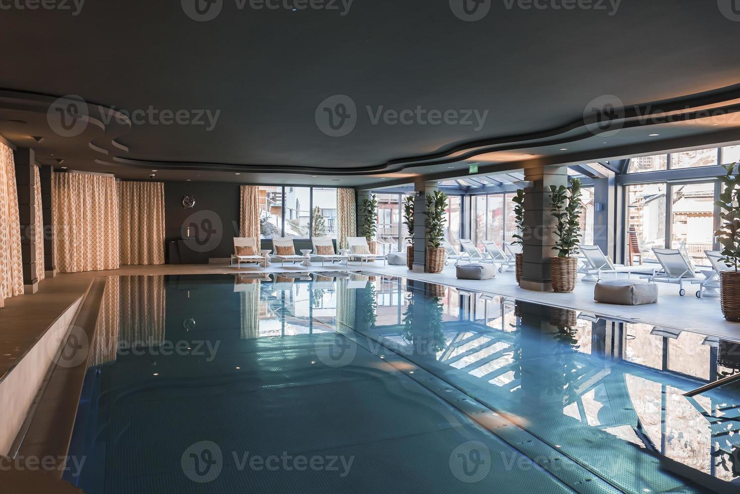 Innere von Luxus Hotel mit leeren Schwimmen Schwimmbad foto