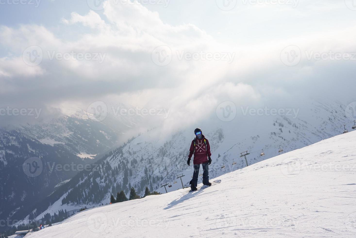 Tourist auf Gipfel von Schnee bedeckt Berg während Ferien foto