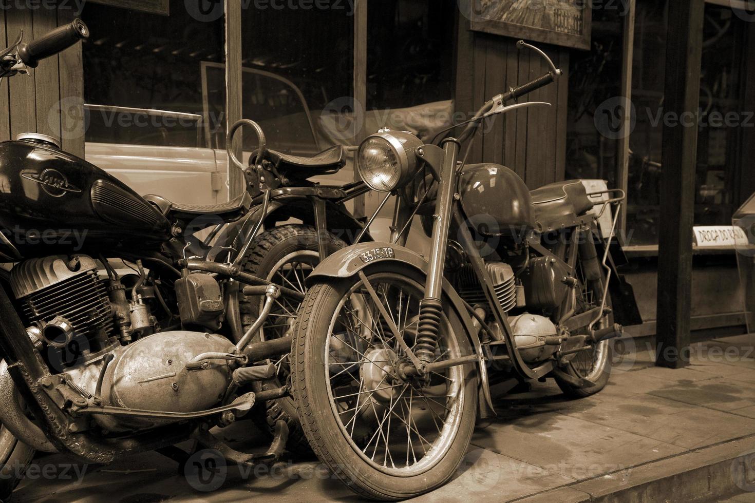 Original alt Jahrgang retro Jahrgang Motorräder Stehen im das Museum foto