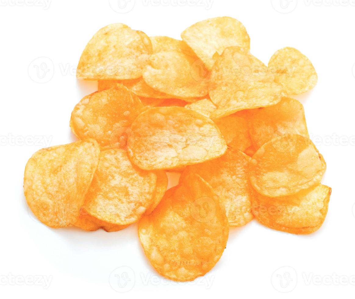 Haufen frischer Kartoffelchips lokalisiert auf weißem Hintergrund foto