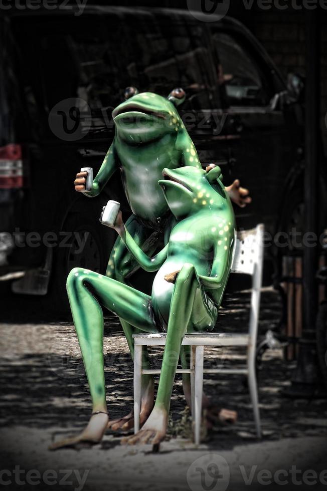 Statue von Grün Frösche Trinken Türkisch Tee im das Stadt foto