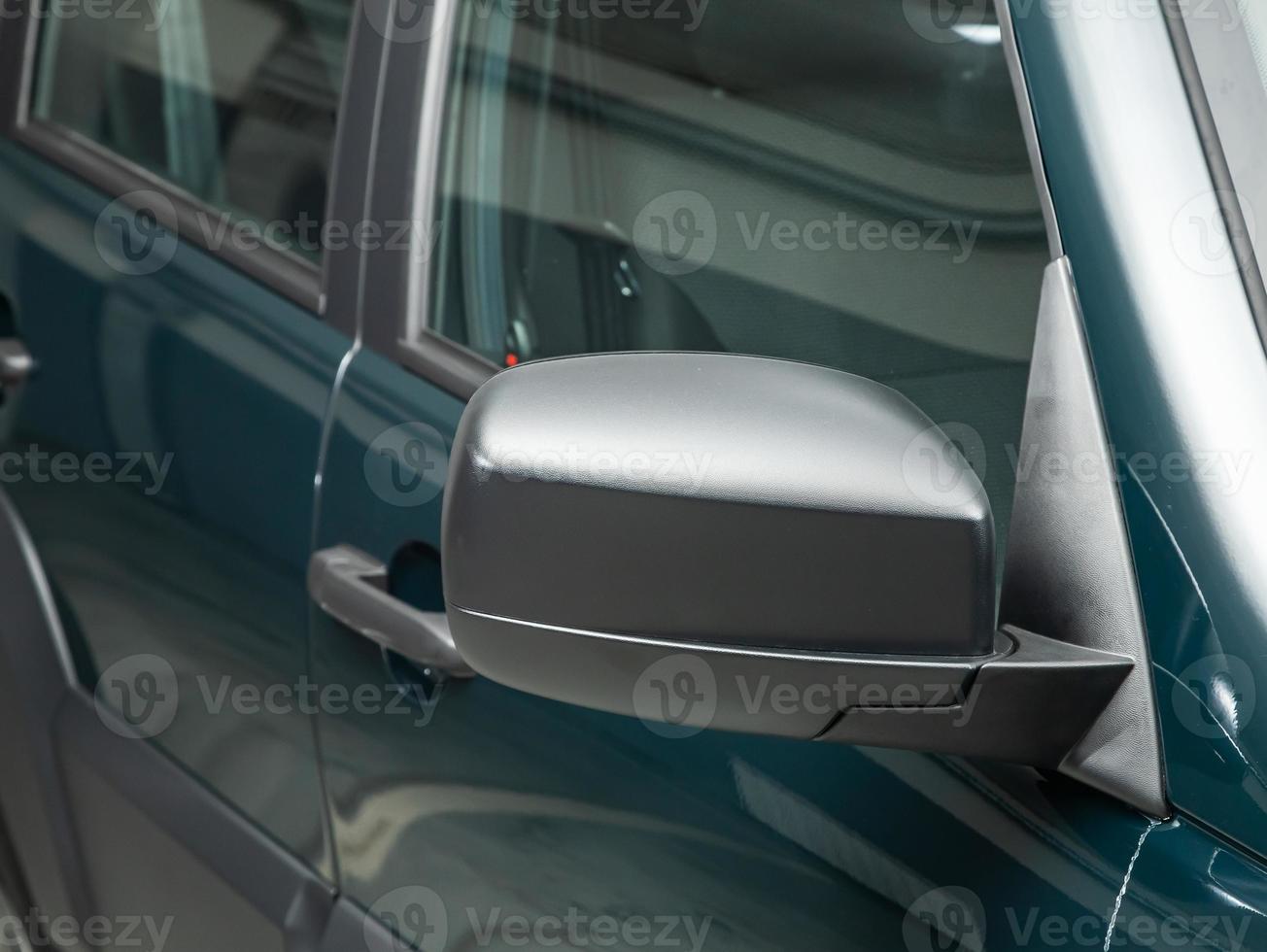 Seite rechts schwarzer Kunststoff-Rückspiegel auf einem weißen Auto.  Außenspiegel auf der Beifahrerseite, elektrisch einstell- und beheizbar.  8945444 Stock-Photo bei Vecteezy