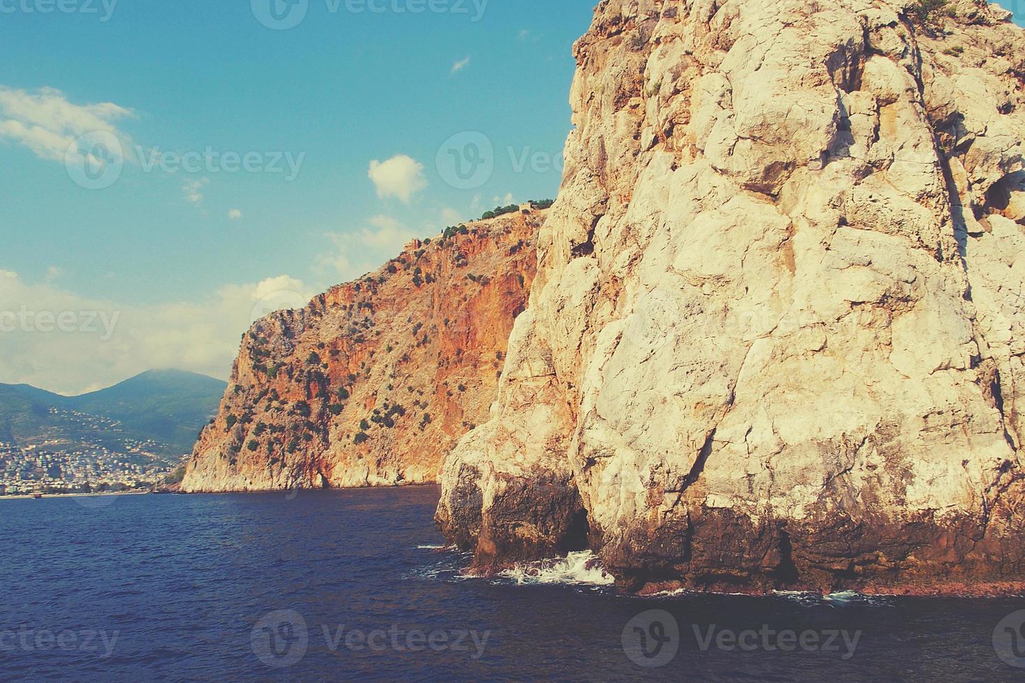 Mittelmeer Landschaft und Felsen im das Türkisch Stadt von Alanya auf ein warm Sommer- Nachmittag foto