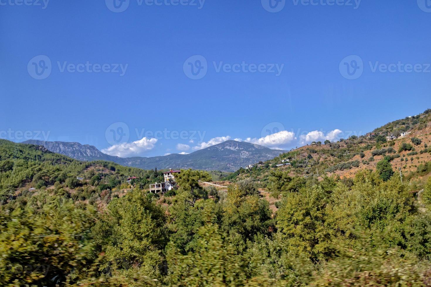 schön Aussicht von das Türkisch Berge bedeckt mit Grün Wald auf ein Sommer- Tag, foto