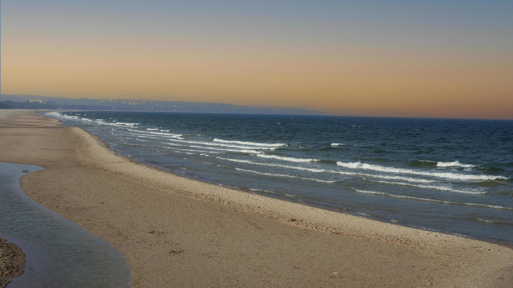 Meer Küste. baltisch Meer. Meer mit Wellen. Strand. foto