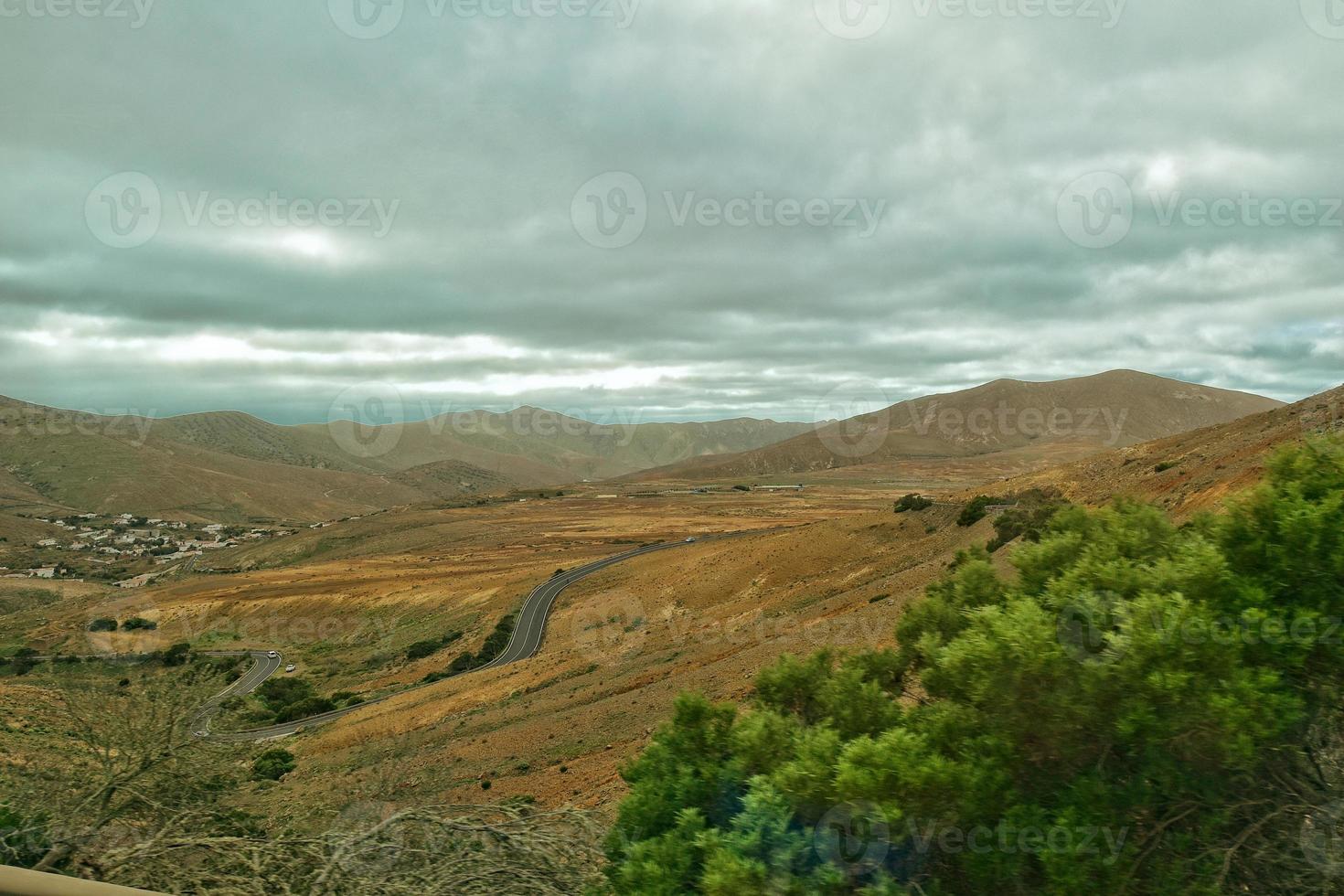 leeren mysteriös bergig Landschaft von das Center von das Kanarienvogel Insel Spanisch fuerteventura mit ein wolkig Himmel foto