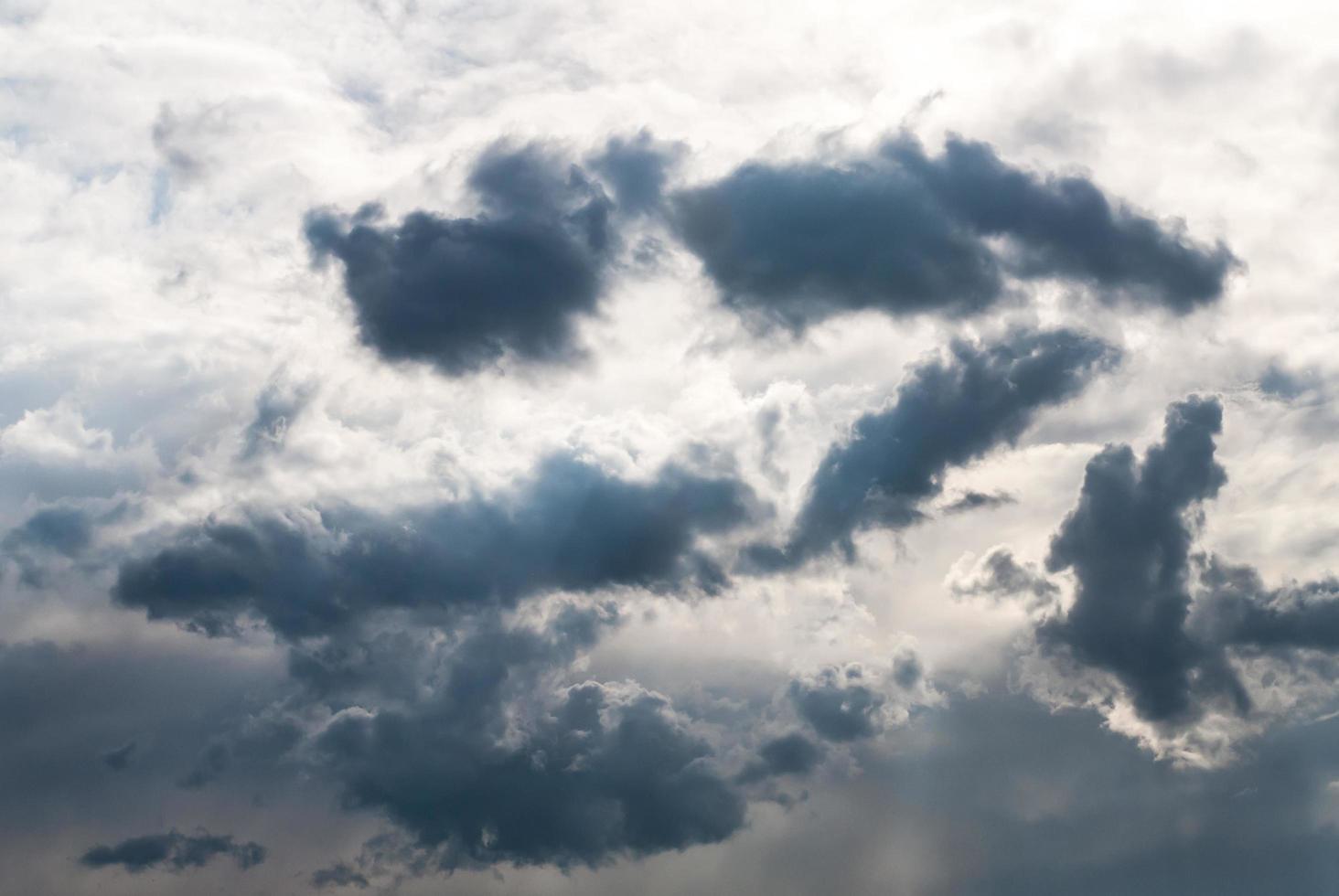 stürmische Wolken bei Sonnenuntergang foto