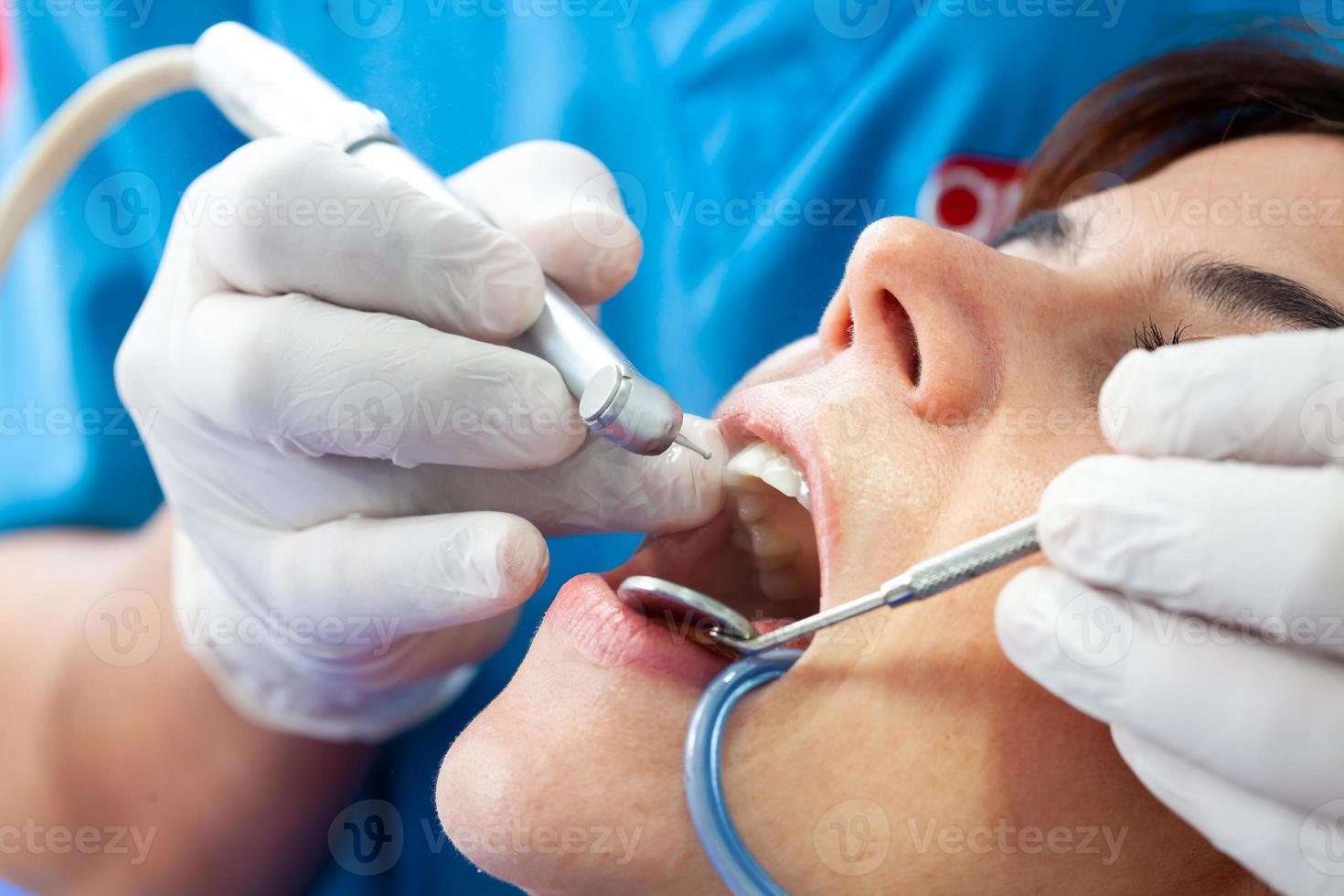 schön Frau haben ein Dental Behandlung beim ein Zahnarzt Büro foto