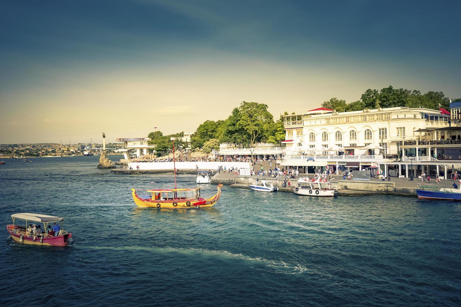 Stadtbild von Touristen an einer Uferpromenade in Sewastopol, Krim foto