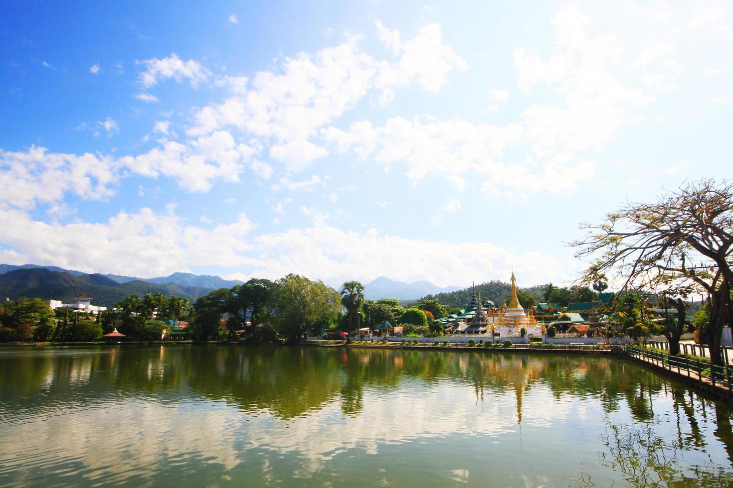 See Schwimmbad im das Stadt von Center Park beim Landschaft im meahongson Provinz, Thailand foto