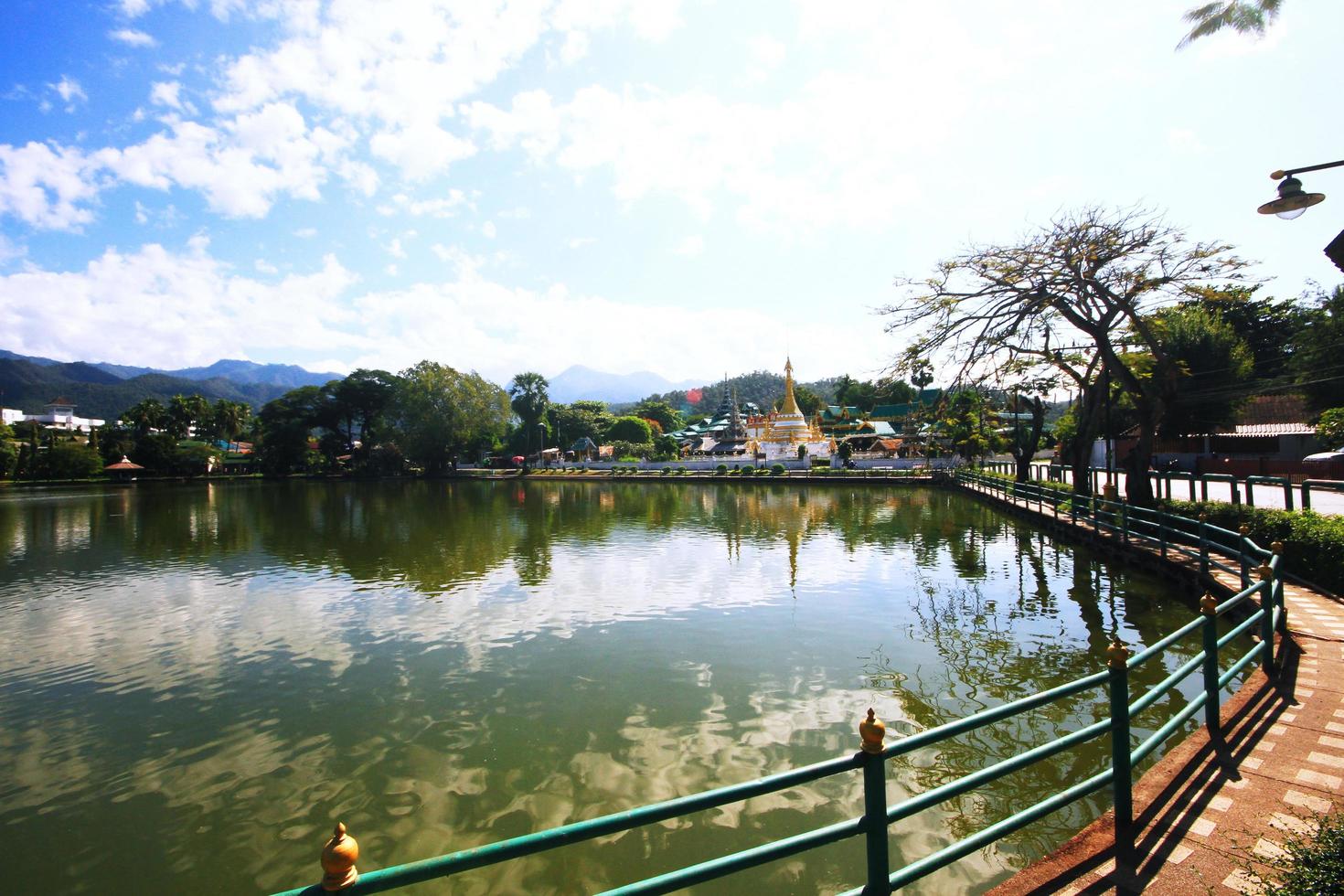 See Schwimmbad im das Stadt von Center Park beim Landschaft im meahongson Provinz, Thailand foto