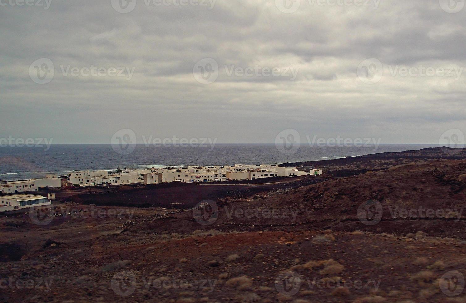 ursprünglich vulkanisch Landschaften von das Spanisch Insel von Lanzarote foto