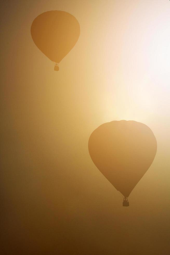 schön Luftballons kostenlos fliegend im das Atmosphäre von golden Sonnenlicht im das Himmel und Ballon Nacht glühen im Thailand International Ballon Festival. foto