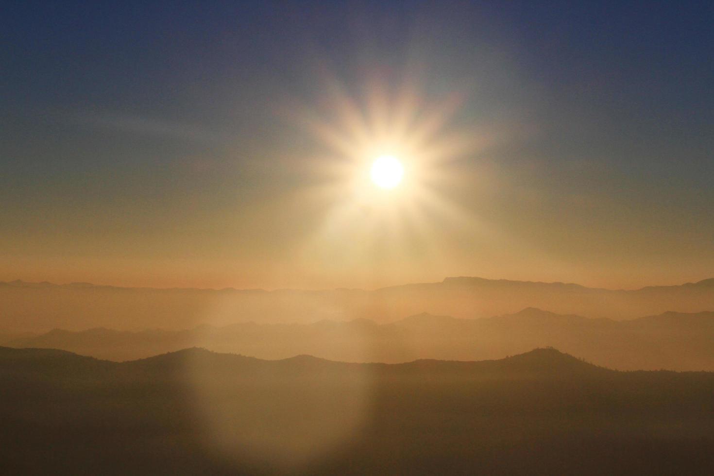 schön Sonnenuntergang und Sonnenaufgang auf Himmel und golden Dämmerung Zeit mit Nebel und Nebel im Senke von Berg Schicht foto
