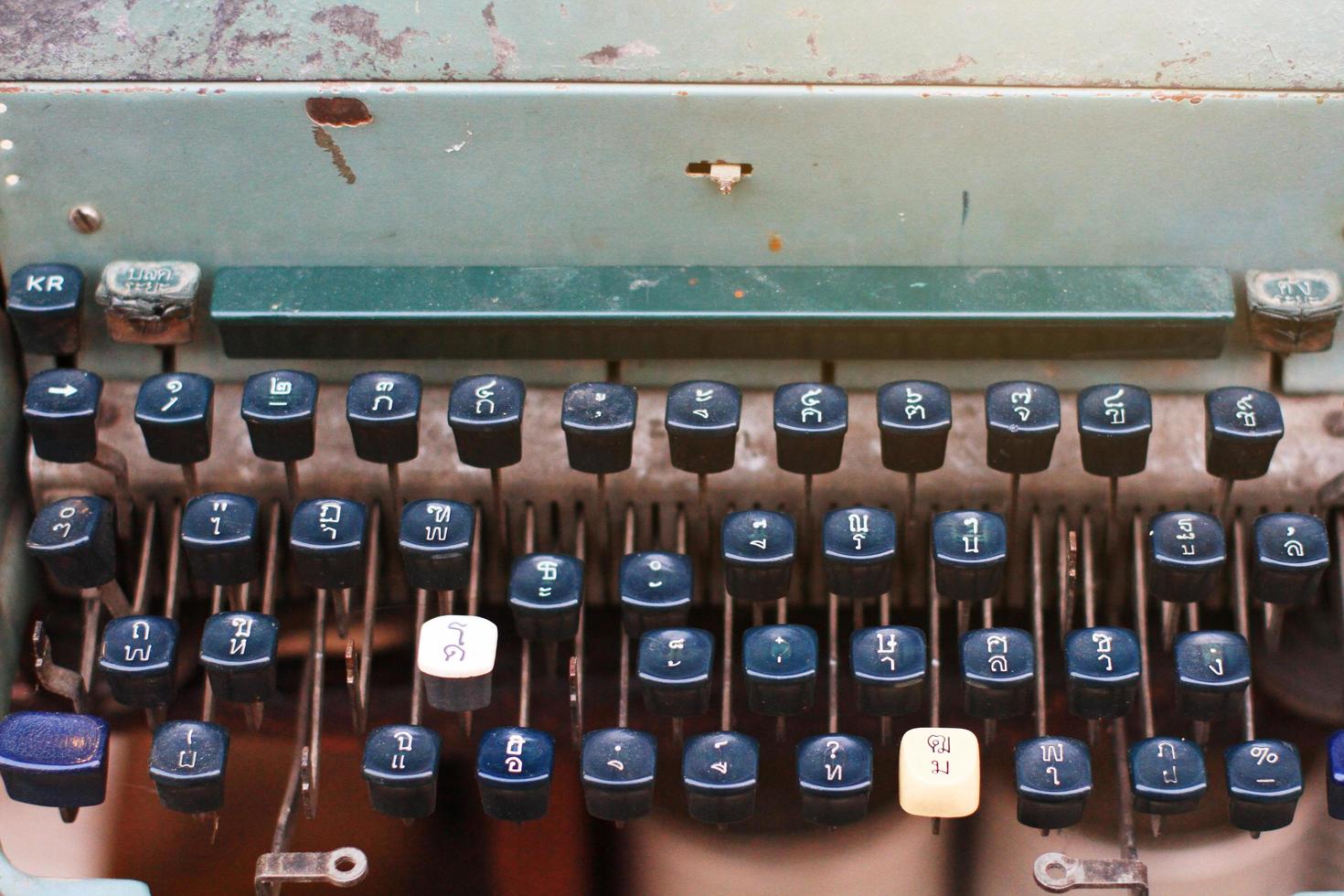 Jahrgang rustikal thailändisch Alphabet Schreibmaschine im Antiquität Geschäft foto