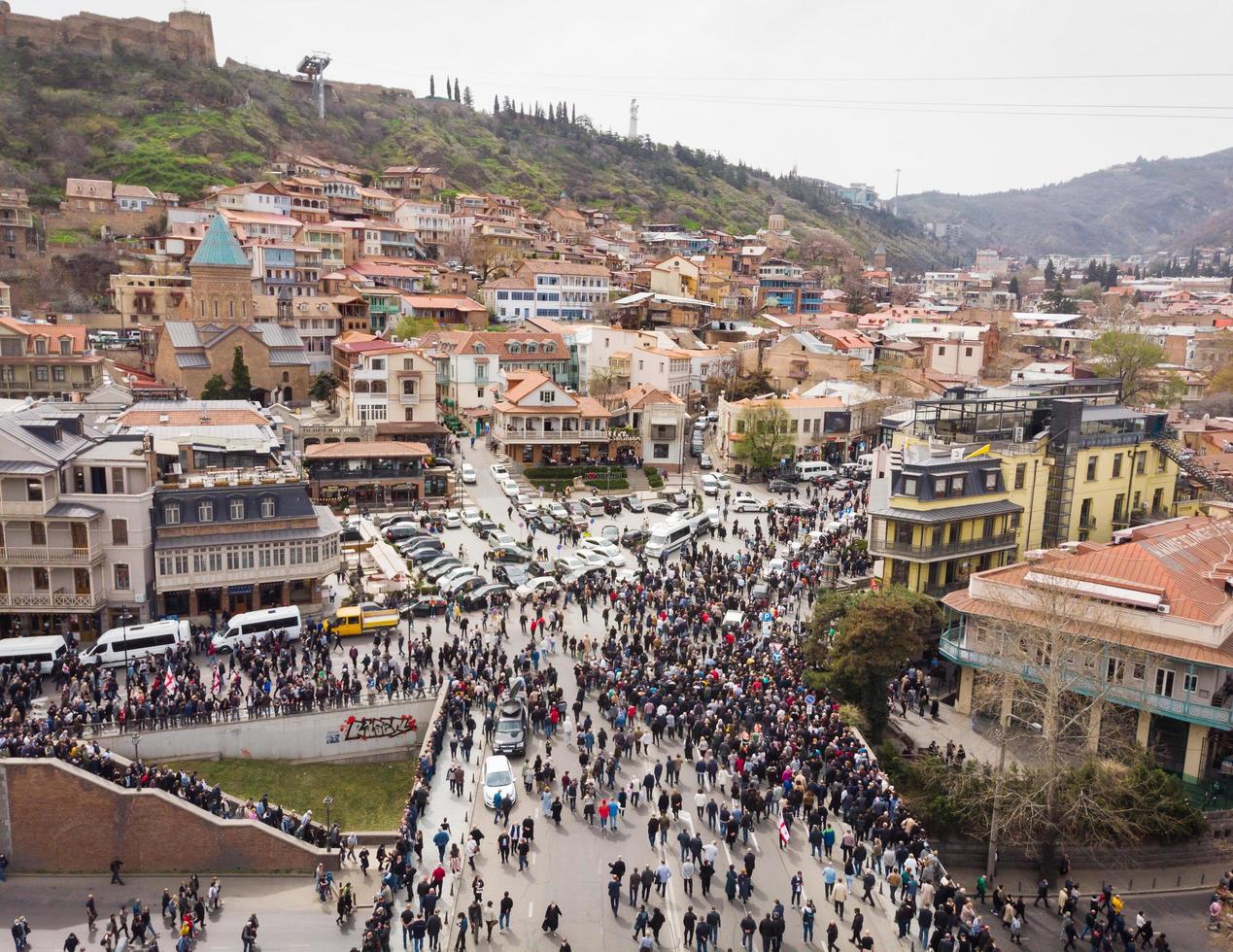 Tiflis, Georgien - 9. April 2021, Menschen bei einem friedlichen Protest. foto