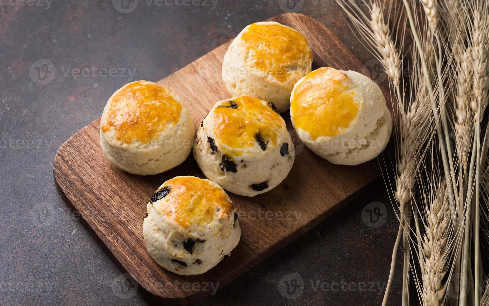 Scones auf Holz Block mit Gerste, oben Aussicht foto