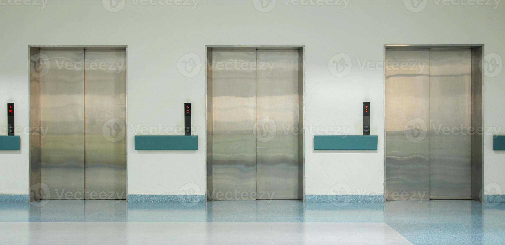 Vorderseite Aussicht von drei Türen im Aufzug mit geschlossen Türen foto