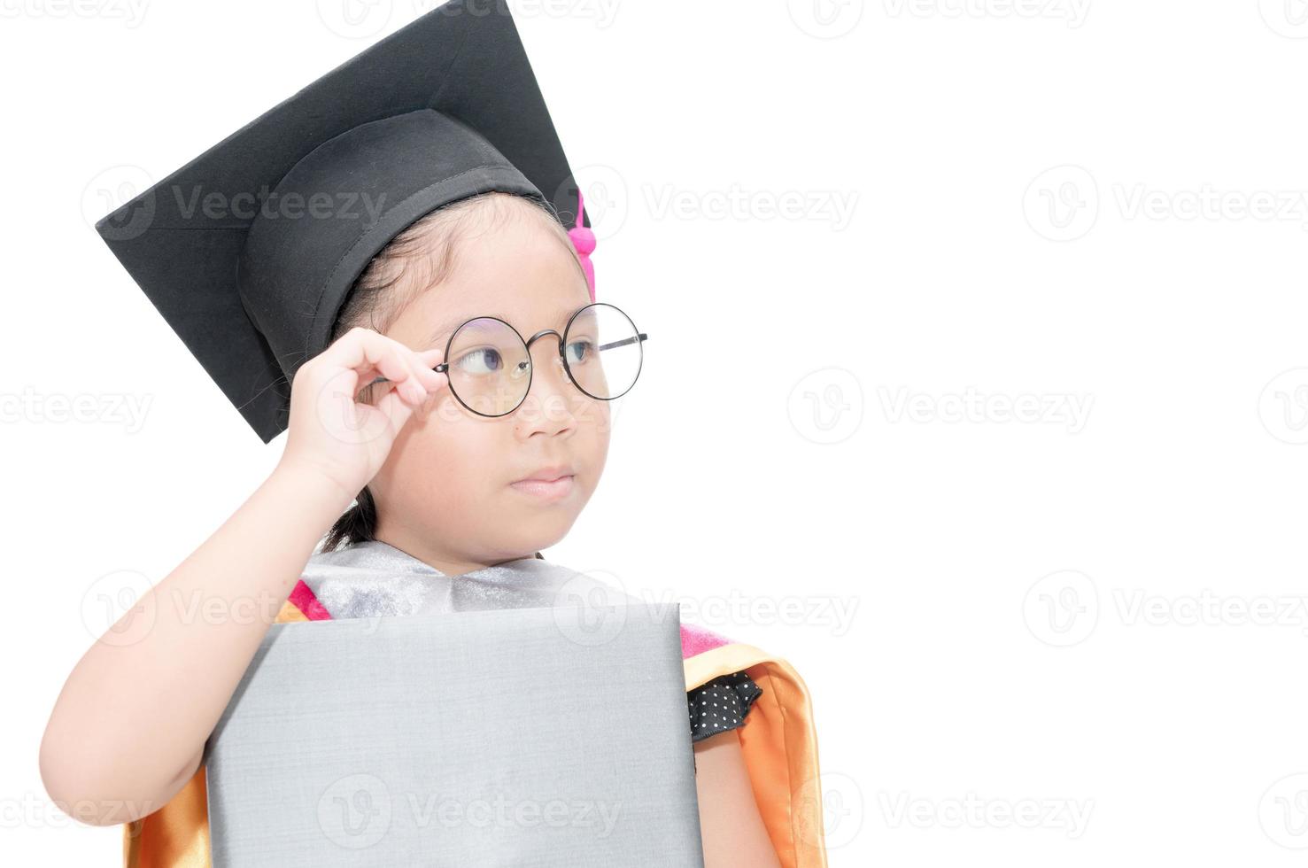 süß asiatisch Mädchen Schüler Denken im Abschluss Deckel foto