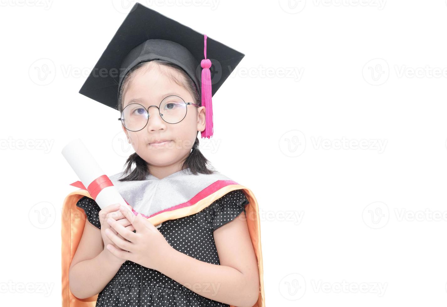 süß asiatisch Mädchen Schüler im Abschluss Deckel mit Zertifikat foto