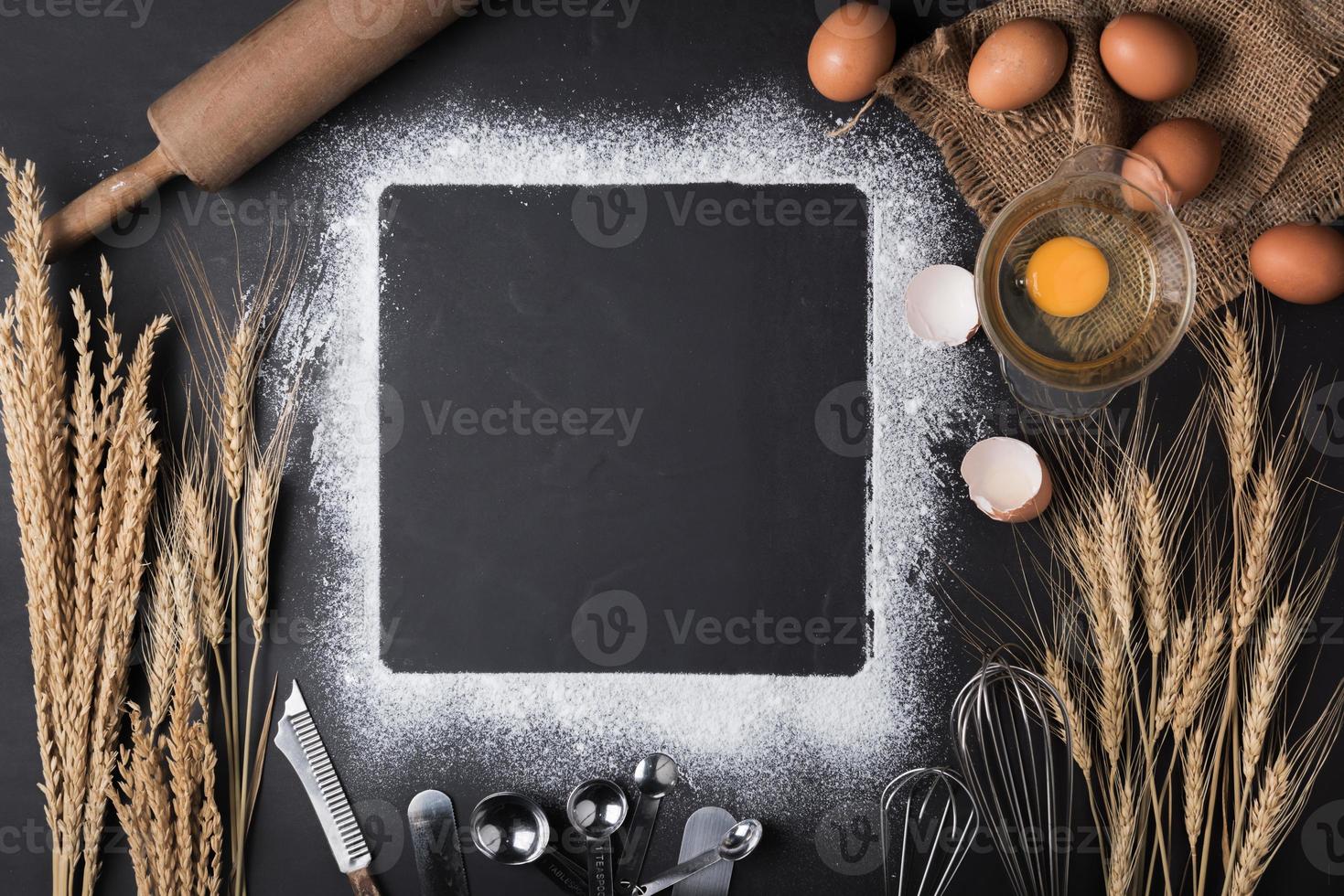 Backen Zutaten Ei und Mehl auf schwarz Tafel. foto