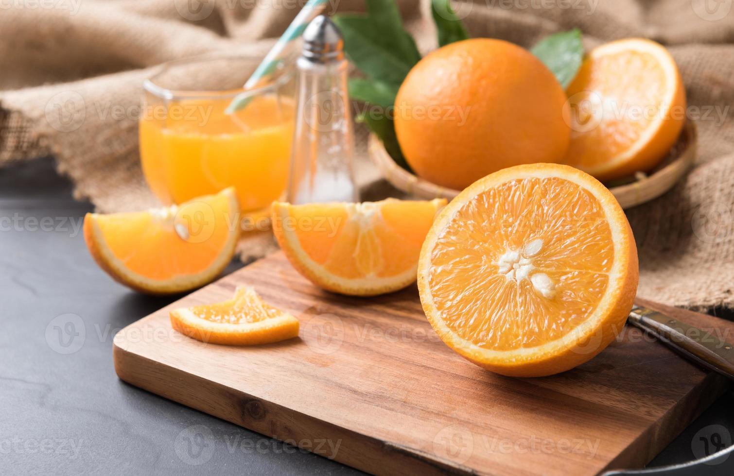 frisch geschnitten Orange auf Holz Teller foto