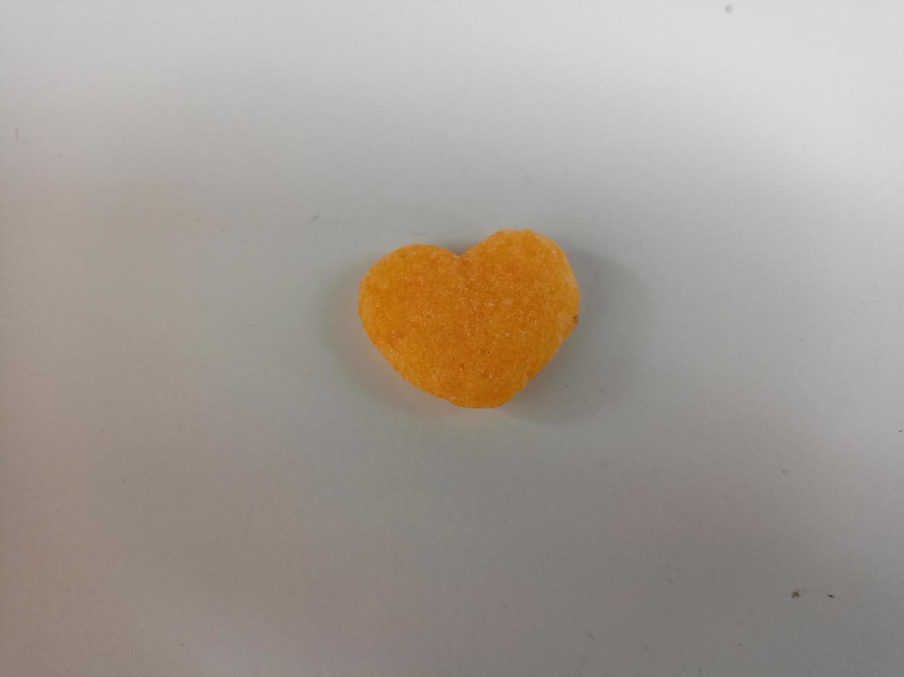 schließen oben von Liebe geformt Snack auf Weiß Hintergrund, mit Kopieren Raum Bereich. foto